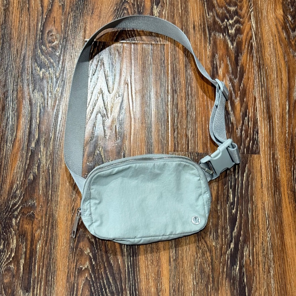 Lululemon Everywhere Belt Bag Sage Green Crossbody Fanny Pack Adjustable Purse